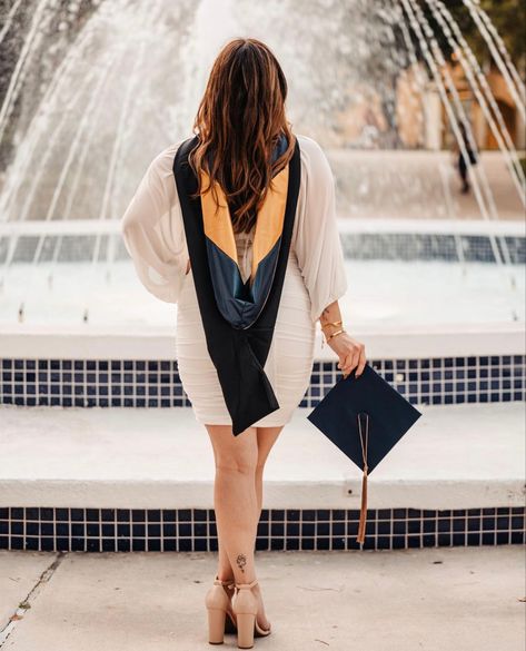 Masters Grad Photo Ideas, Masters Degree Grad Pics, Cap Decoration Graduation Masters, Grad School Picture Ideas, Graduate School Picture Ideas, Masters Degree Grad Photos, Master’s Graduation Party, Graduation Masters Pictures, Graduation Party Ideas For Masters Degree