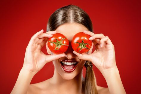 5 AMAZING BENEFITS YOU DIDN'T REALIZE ABOUT TOMATOES Tomato Face Mask, Tomato Mask, Lemon Mask, Tomato Face, Danette May, Face Care Tips, Poor Nutrition, Get Rid Of Blackheads, Inflammatory Foods