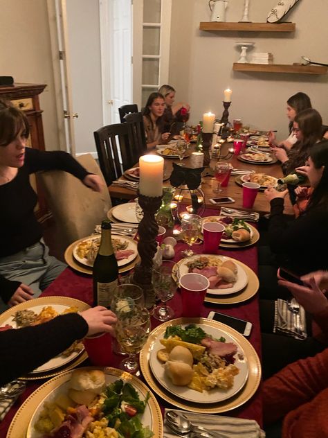 Thanksgiving Dinner Aesthetic Family, Christmas Dinner Friends Aesthetic, Family Christmas Dinner Aesthetic, Family Holidays Aesthetic, Big Family Christmas Dinner Aesthetic, Christmas Meal Aesthetic, Friendsgiving Picture Backdrop, Christmas Diner Aesthetic, Big Family Dinner Aesthetic