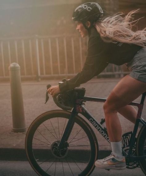 Urban Bike Style, Bicycle Cafe, Vision 2024, Cycling Girl, Urban Bicycle, Cycling Photography, Cycling City, Cycle Chic, Sports Aesthetic