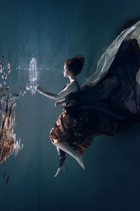 Underwater Model, Underwater Photoshoot, Famous Photography, Underwater Portrait, Breathing Underwater, Girl In Water, Underwater Photos, Water Photography, Under Water