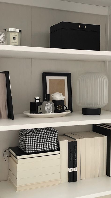 Korean Bookshelf Aesthetic, Bookshelf In Bedroom Aesthetic, Clean Bookshelf Aesthetic, Minimalist Bookshelf Ideas, Aesthetic White Bookshelf, White Bookshelf Bedroom, Aesthetic Bookcase Ideas, Bookshelf Inspo Aesthetic, Bookcase Styling Bedroom