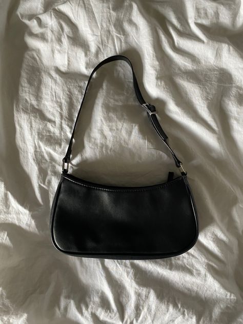 Black Purses Aesthetic, Simple Black Purse, Black Shoulder Bag Aesthetic, Black Purse Aesthetic, Mini Bags Aesthetic, Mini Purse Aesthetic, Small Black Bag, Black Side Bag, Purse Aesthetic