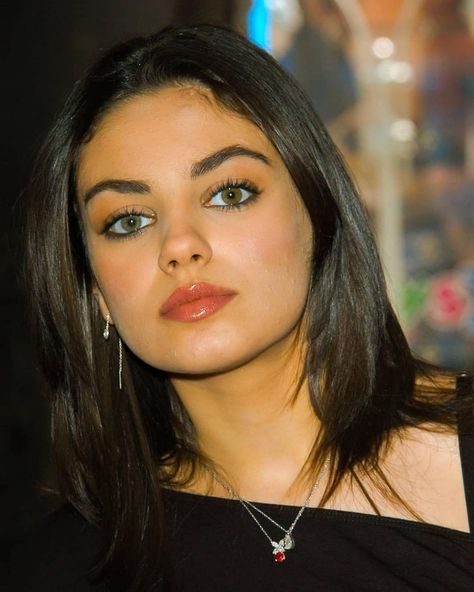 Y2k Pop Culture, Mila Kunis Hair, Mila Kunis Style, Jackie Burkhart, Pop Culture Fashion, Olive Skin Tone, Makeup Glam, Culture Fashion, Celebrity Look Alike