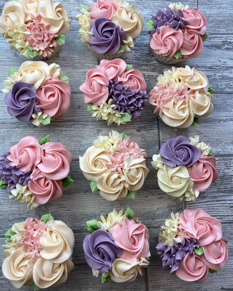 Simple Floral Cupcake Designs, Simple Flower Cupcakes Ideas, Spring Color Cupcakes, Pink And Grey Cupcakes, Cupcakes With Buttercream Flowers, Beautiful Cupcakes Decorating, Happy Birthday Cupcakes Ideas For Women, Pastel Floral Cupcakes, Pink Flower Cupcakes Ideas