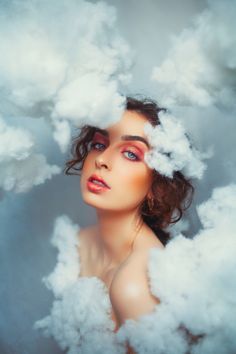 In The Clouds Photoshoot, Sleeping Photoshoot, Cloud Photoshoot Ideas, Cloud Photoshoot, Star Photoshoot, Shooting Photo Studio, Best Selfie Camera, Camera Poses, Candy Photoshoot