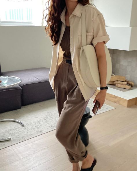 Brown Linen Trousers Outfit, Light Brown Trousers Outfit Women, Light Brown Trousers Outfit, Feminique Kj, Brown Trousers Outfit Women, Trousers Outfit Summer, Brown Trousers Outfit, Linen Trousers Outfit, Trousers Outfit