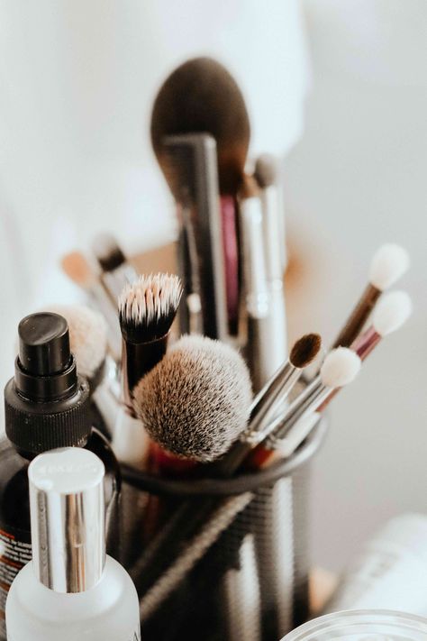 Eco Friendly Makeup, Makeup And Beauty Blog, Makeup Brush Cleaner, Artist Aesthetic, Eye Concealer, Without Makeup, Eye Make, Makeup Brands, Foto Instagram