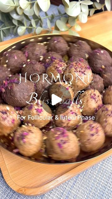 Healthy Guiltfree Recipes on Instagram: "Hormone Bliss balls✨ Seed Cycling Ladoos  Follicular phase Ladoos (Days 1-14) - 1/2 cup or 14 tbsp of Raw Pumpkin seeds - 1/2 cup or 14 tbsp of Raw Flax seeds - 1 tsp Fennel seeds/ Saunf (You can skip this if you wish) - Cardamom seeds from two pods Optionally you can add any nuts if you want, I added Roasted Hemp seeds.  Luteal Phase Ladoos (Days 15-28) - 1/2 cup or 14 tbsp of Raw Sunflower seeds - 1/2 cup or 14 tbsp of Raw Sesame seeds - 1 tsp Fennel seeds/ Ajwain (Alter based on your preference) - Cardamom seeds from two pods Optionally you can add any nuts if you want, I added Roasted Hemp seeds.  To make Ladoos: Once grinded to a powder you can consume the powder as is by storing in the refrigerator or if you want to make them into Ladoos like Seed Cycling Recipes Balls, Follicular Phase Desserts, Seed Cycling Balls, Seed Cycling Recipes, Seed Cycle, Cardamom Seeds, Pumpkin Seeds Recipe, Cardamom Recipe, Follicular Phase