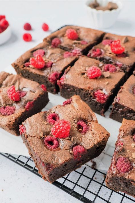 brownie au chocolat et framboises Brownies With Strawberries, Strawberry Yogurt Cake, Lemon Curd Cheesecake, Raw Brownies, Strawberry Brownies, Summer Baking, Strawberry Chocolate, Yogurt Cake, Chocolate Strawberry