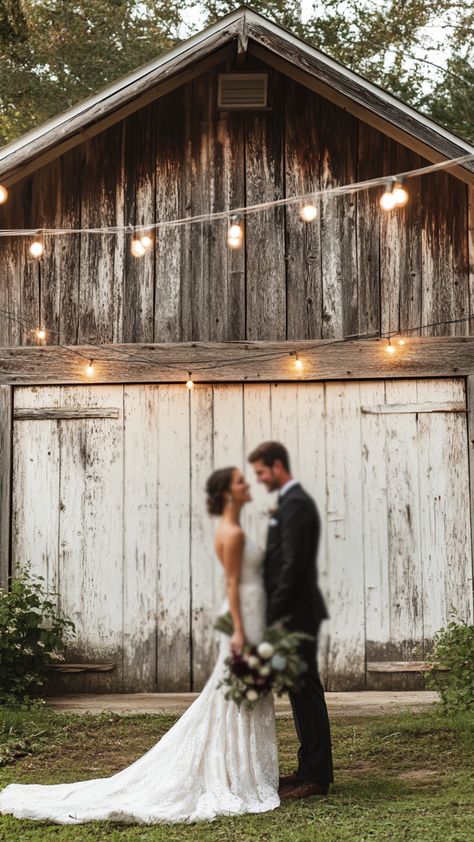 18 Bride and Groom Country Photoshoot Ideas Wedding Photo Ideas Country, Barn Wedding Photo Ideas, Country Photoshoot Ideas, Country Groom, Country Photoshoot, Wedding Parties Pictures, Farm Wedding Photos, Rustic Wedding Photography, Barn Wedding Photos