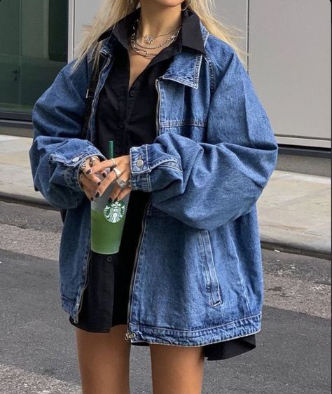 Oct 6, 2020 - alyssa ryderson has been best friends with josh richards since they both can remember, josh finally convinces her to join him in la and become the first sway g... Womens Cool Outfits, Vintage Oversized Jean Jacket, 2023 Jean Jacket, Thrift Jacket Outfit, Fall Street Chic Outfits, 20 Year Old Outfits College, Oversized Jacket Jeans Outfit, Vintage Jeans Jacket Outfit, Winter Darty Szn Outfits College