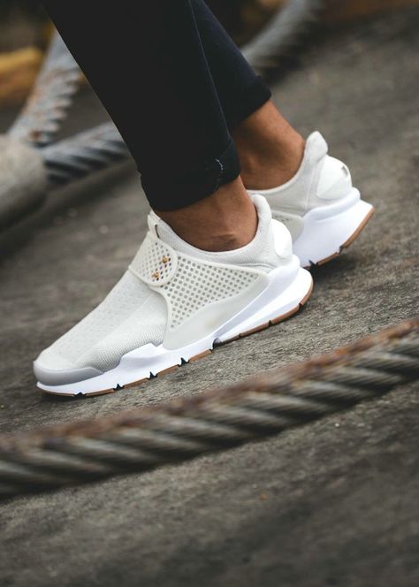 Nike Sock Dart, Mens Fashion Wedding, White Nike Shoes, Sneaker Lovers, Latest Sneakers, Living Magazine, White Nike, Nike Shoes Women, Sneakers Men Fashion