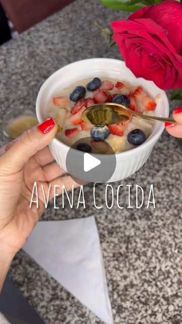 Yesenia Andrea Gonzalez Jaimes on Instagram: "Avena cocida ✨ Con esta receta tendrás para dos porciones:  	•	1 taza de avena 	•	1 taza de agua 	•	1 taza de leche o bebida vegetal 	•	Endulzante al gusto 	•	Esencia de vainilla, nuez moscada y una pizca de canela.   Decora con tus frutas favoritas 🍓🍇 Yo elegí fresas y arándanos, pero puedes personalizarla a tu gusto.  ¡Anímate a prepararla en casa, es fácil, deliciosa y perfecta para empezar el día con energía! 💛 que disfrutes cada cucharada. 🙌🏽  Gracias por ver el video, si te gustó dale like 👍 y comparte 😉  #desayunodulce #desayunodelicioso #avena #merienda" Coco, On Instagram