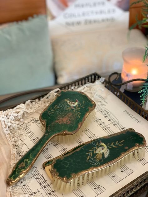 Antique Dressing Table Set - Hair Brush - Clothes Brush and Comb set - Dark green Hand Painted and embossed metal - 3 Piece Dresser Set - Comb insert needs replacing - the Metal on the clothes brush has separated and would be an easy fix - Beautiful Vintage ladies Gift - Would be a lovely restorers piece - Very Stunning For Best Description and measurements please see all Photos and Video . Send a gift service Available We Pack very well - regards Hails Antique Hair Brush, Victorian Aesthetic Bedroom, Vintage Vanity Chair, Plane Vibes, Vintage Brush Set, Vintage Hair Brush, Antique Dressing Table, Room Ideas For Men, Dark Green Vintage