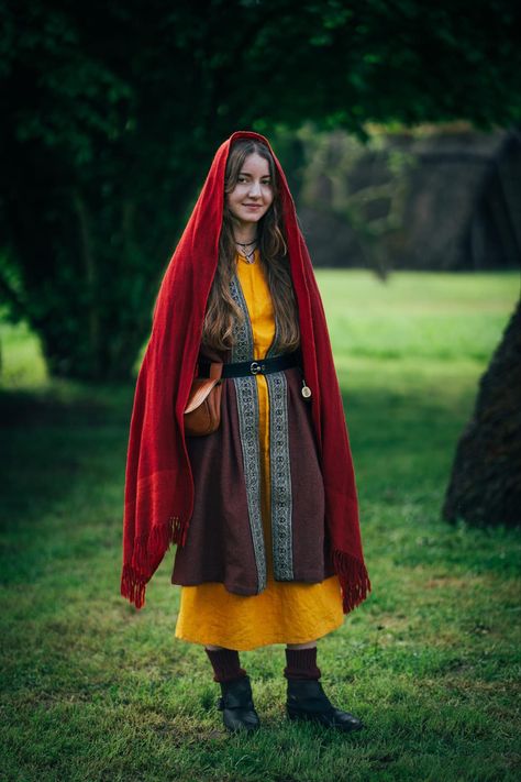 Ancient Germanic Clothing, Merovingian Clothing, Worldbuilding Ideas, Tiefling Sorcerer, Norse People, Medieval Cosplay, Viking Garb, Medieval Garb, Medieval Clothes