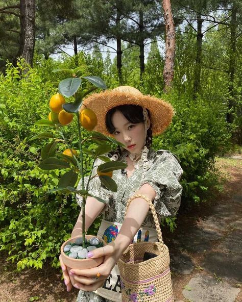 Taeyeon Fashion, Taeyeon Jessica, Elegant Summer Dresses, Kim Tae Yeon, Girlfriend Material, Snsd Taeyeon, Floral Embroidered Dress, Floral Outfit, Kpop Fashion