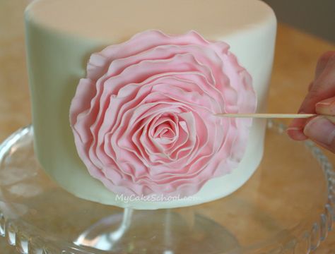 Pretty pink ruffled flower (fondant) --A tutorial! Wedding Cake Fondant Flowers, Bolo Paris, Easy Fondant, Rose Cake Design, Fondant Ruffles, Fondant Ideas, Fondant Flower Tutorial, Fondant Rose, Fondant Wedding Cakes