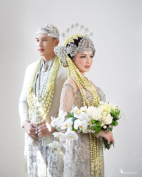 Baju pernikahan adat Sunda. Indonesia traditional costume. Pic from instagram wwglamongan #bridal #bride #clothes #beautiful #pengantin Posing Pengantin, Pose Foto Pernikahan, Greek Goddess Wedding Dress, Foto Akad, Foto Akad Nikah, Adat Sunda, Muslim Wedding Photos, Pose Pengantin, Moodboard Wedding