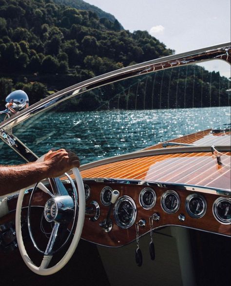 Aesthetic Outfits For Men, Riva Aquarama, Riva Boat, European Summer Aesthetic, Gentleman Lifestyle, Lake Iseo, Boat Fashion, Vintage Boats, Holiday Places