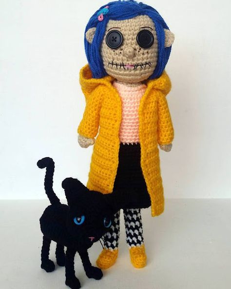 A[mi]dorable Crochet Coraline (and cat) crochet doll FREE pattern Coraline Pattern, Coraline Amigurumi, Crochet Coraline, Paola Martinez, Coraline Characters, Kat Haken, Crochet Dreams, Coraline Doll, Crochet Hack