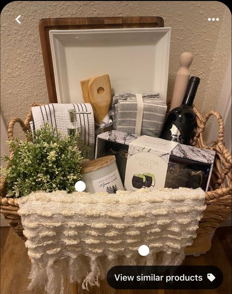 Bridal Shower Kitchen Gifts, Wedding Shower Gifts Basket, Bridal Shower Gift Basket, Friendship Gifts Diy, Bridal Gift Baskets, Bridal Shower Baskets, Auction Gift Basket Ideas, Diy Bridal Shower Gifts, Bridal Shower Prizes