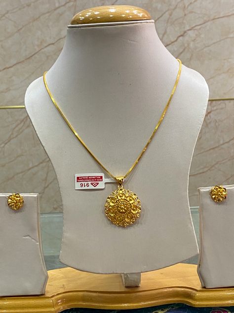 Gold emrald jewellery design Pendent Set, Gold Jewels Design, Gold Jewelry Outfits, Gold Jewellry, Gold Jewelry Gift, Modern Gold Jewelry, Gold Mangalsutra Designs, Gold Mangalsutra, Gold Jewelry Stores