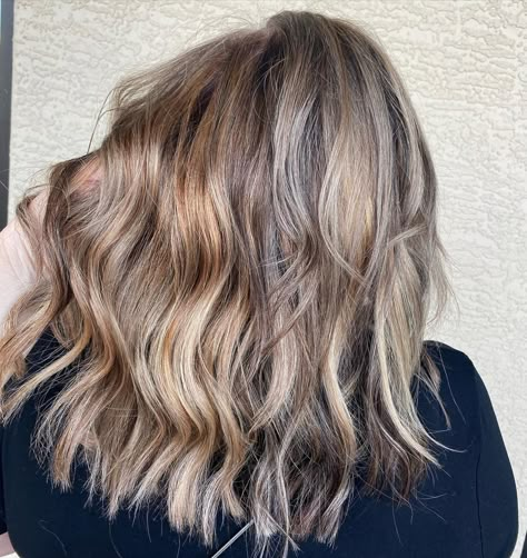 10 Excellent Ideas for Growing Out Gray Hair Going Gray Transition Ideas Coloring, Grey Hair Tones, Grey Hair Highlights, Grey Streaks, Gray Hair Ideas, Grey Balayage, Ashy Blonde Balayage, Gray Transition, Grey Transition