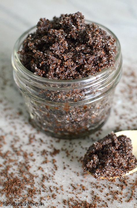 Wake up your skin with this DIY Coffee Body Scrub recipe. Plus printable gift tag - perfect for DIY gift giving. Coffee Grounds Scrub, Coffee Body Scrub Recipe, Diy Coffee Scrub, Body Scrub Gift, Organic Sugar Scrub, Coffee Scrub Diy, Coffee Face Scrub, Body Scrub Recipe, Coffee Body Scrub