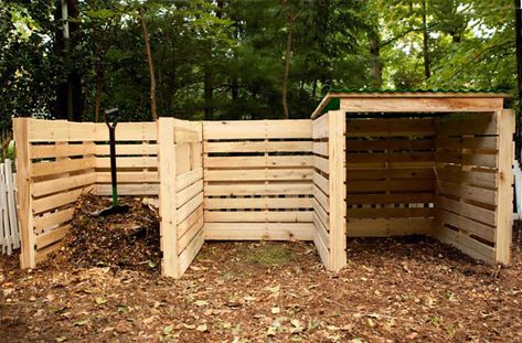 12 Impressive Pallet Fence Ideas Anyone Can Build - Off Grid World compost bin area Pallet Privacy Fences, Pallet Compost, Pallet Fence Ideas, Compost Bin Pallet, Making A Compost Bin, Compost Bin Diy, Diy Compost, Diy Garden Fence, Pallet Fence