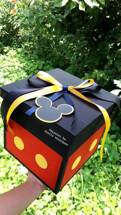 Disney Wrapping Ideas, Toy Story Gift Wrapping Ideas, Mickey Mouse Gift Ideas, Disney Gift Box, Disney Gift Basket, Happy Birthday Disney, Toy Story Gifts, Mickey Mouse Gifts, Disney Box