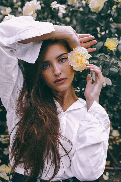 Olga Murzakova - Katya Miro Katya Miro, Spring Photoshoot, Flower Photoshoot, Photographie Portrait Inspiration, Portrait Photography Women, Self Portrait Photography, Creative Portrait Photography, Portrait Photoshoot, Outdoor Photoshoot