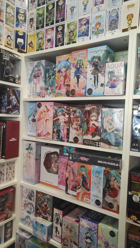 Cluttercore Room, Hatsune Miku Collection, Miku Collection, Miku Figures, Anime Suggestions, Goofy Drawing, Anime Room, Kawaii Plushies, Anime Figurines