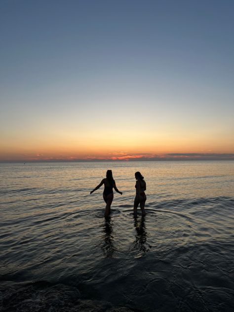 sunset at the beach #bikini #sunset #beach #aesthetic #bestie #bestfriend #castricumaanzee Sunset Beach Aesthetic, Coogee Beach, Sunset At The Beach, Running On The Beach, Beach Photography Poses, Summer Friends, Holiday Pictures, Girl Running, Sunset Beach