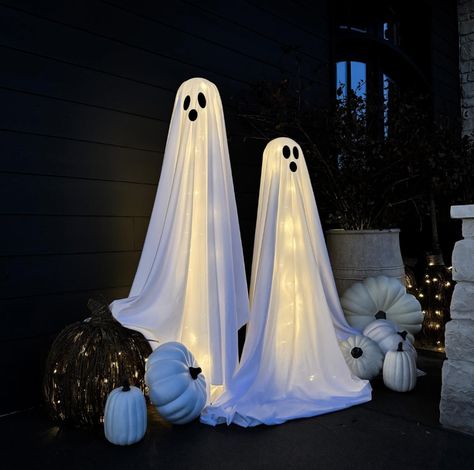 Front Yard Halloween Decorations, Outdoor Ghosts, Fall And Halloween Decor, Minimalist Holiday Decor, September Crafts, Halloween Ghost Decorations, Halloween Decorations Outdoor, Yard Haunt, Hanging Ghosts