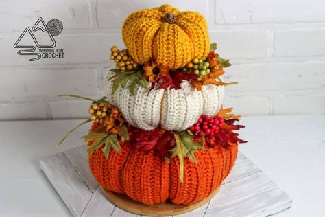 Decorate your holiday table with this easy fall crochet centerpiece. The free crochet pattern includes a video tutorial for these pumpkins. Crochet Patterns Fall, Crochet Pumpkin Patterns, Crocheted Pumpkins, Winding Road Crochet, Crochet Fall Decor, Thanksgiving Crochet, Pumpkin Patterns, Autumn Crochet, Crochet Garland