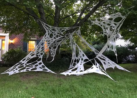 How To Make Giant Halloween Spider Webs - South Lumina Style Diy Halloween Spider Web, Spider Web Diy, Giant Spider Web, Diy Halloween Spider, Spider Web Halloween Decorations, Halloween Diy Outdoor, Spider Web Decoration, Halloween Crafts Preschool, Halloween Spider Decorations