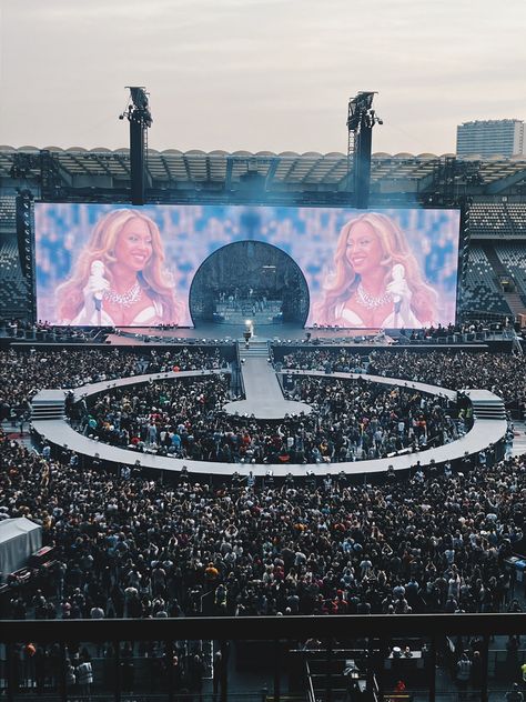 Small Performance Stage, Concert Design Stage, Beyonce Stage Design, Performing On Stage Aesthetic, Beyonce Concert Aesthetic, Performance Set Design, Concert Hall Aesthetic, Beyonce On Stage, Stage Design Concert