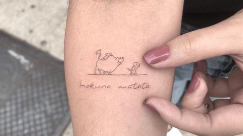 14 tatuadores no Rio de Janeiro com a AGENDA ABERTA! Cute Ankle Tattoos, Lion King Tattoo, King Lion, Cute Tiny Tattoos, Bee Tattoo, Baby Tattoos, Time Tattoos, Disney Tattoos, Ankle Tattoo