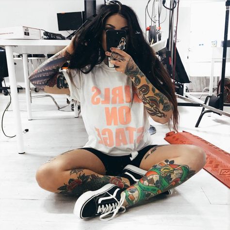 Floral Hip Tattoo, Bailey Sarian, Grunge Looks, Beauty Tattoos, Body Mods, Mom Outfits, Inked Girls, Grunge Fashion, Mom Style