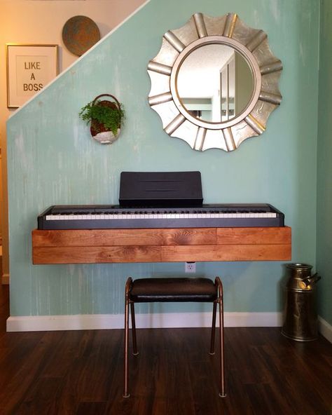 Keyboard Stand Ideas, Diy Piano Stand Ideas, Music Studio Room Diy, Diy Keyboard Stand, Keyboard Decor, Keyboard Table, Piano Room Decor, Music Room Office, Diy Keyboard