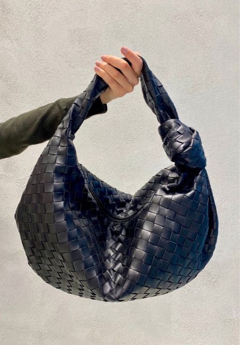 Bags Bottega Veneta, Venetta Bottega Bags, New Bottega Bag, Bottega Veneta Accessories, Tasker Fashion, Cool Handbag, Bottega Veneta Bag Jodie, Botegga Venetta Bags, Bottega Veneta Jodie Bag Outfit