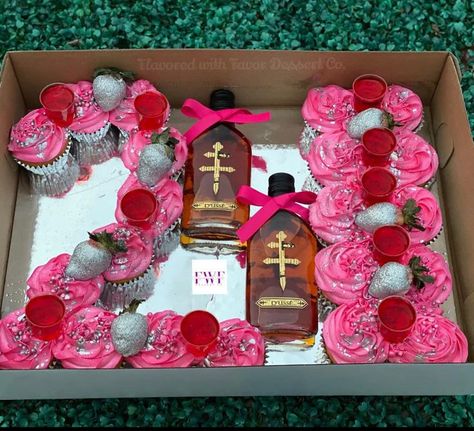 21 Cupcakes Birthday Ideas, 21st Birthday Cupcake Ideas, Cakes 21st Birthday, Birthday Cake Creative, 25th Cake, Bae Birthday, Alcohol Birthday Cake, Hennessy Cake, 21st Birthday Cupcakes