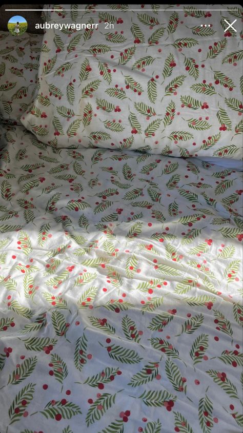 pretty holly sheets <3 Cute Christmas Bedding, Winter Sheets, Christmas Bedsheets, Christmas Bedding Aesthetic, Christmas Bed Sheets, Urban Living Room Design, Danish Room, Christmas Dorm, Seasonal Room