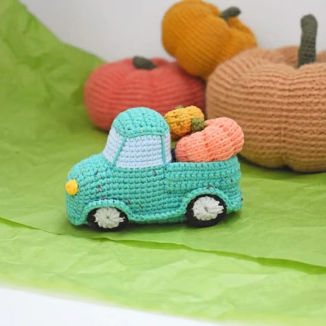 Amigurumi Toy Car Free Pattern - Amigurumi Truck With Pumpkins, Crochet Car, Crochet Baby Toys, Crochet Plant, Free Amigurumi Patterns, Crochet Pumpkin, Crochet World, Crochet Inspiration, Crochet Keychain