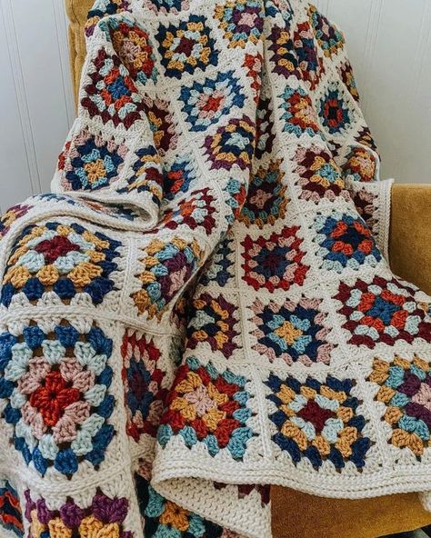 Patchwork Granny Square Blanket, Granny Square Blanket Crochet, Hand Knitting Diy, Crochet Necklace Pattern, Crochet Ball, Granny Square Afghan, Crochet Blanket Designs, Crochet Quilt, Crochet Goodies