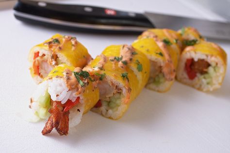 Coconut shrimp maki roll with yellow soy wrapper Coconut Shrimp Sushi Roll, Shrimp Sushi Rolls, Japanese Flavors, Yummy Asian Food, Shrimp Sushi, Maki Roll, Beauty Dish, Soy Recipes, Sushi Roll