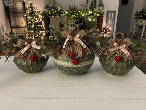 Dollar Tree Bowl Crafts, Dollar Tree Bowl Ornaments, Christmas Tree Decorations Diy Ornaments, Christmas Ball Ornaments Diy, Xmas Centerpieces, Large Christmas Ornaments, Christmas Craft Show, Christmas Crafts Diy Projects, Sale Ideas