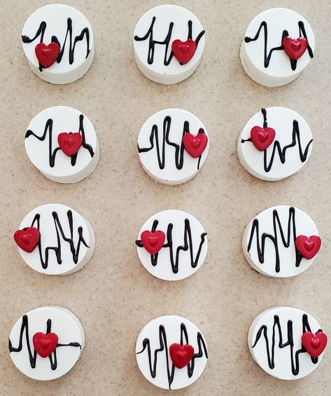 EKG - Chocolate Dipped Oreo Cookies Chocolate Covered Oreos Decorated, Chocolate Covered Oreos Valentine, Chocolate Covered Oreos Designs, Chocolate Covered Oreos Ideas, Chocolate Covered Valentines Treats, Choco Oreos Decorados, Oreo Chocolate Covered, Christmas Chocolate Covered Oreos, Donat Glaze