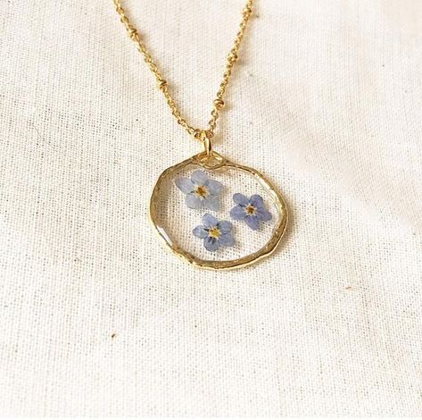 Necklaces Flower, Dainty Jewelry Necklace, Fine Necklace, Resin Jewelry Diy, Romantic Jewellery, Dope Jewelry, Pretty Necklaces, Pale Gold, Girly Jewelry